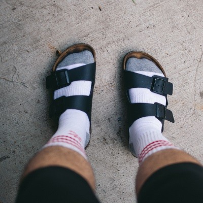 Witte sokken, sandalen, Nederlander op vakantie